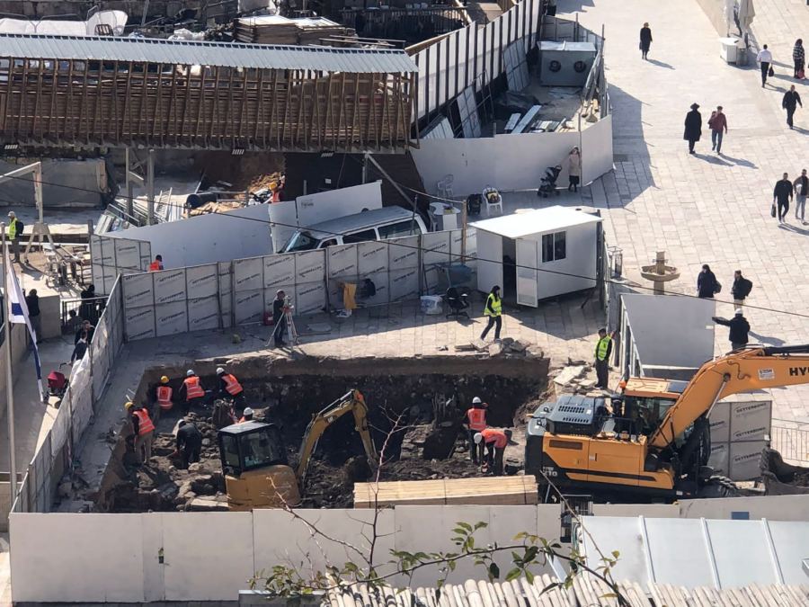 بالصور والفيديو : الكشف عن حفريات عميقة وواسعة في ساحة البراق